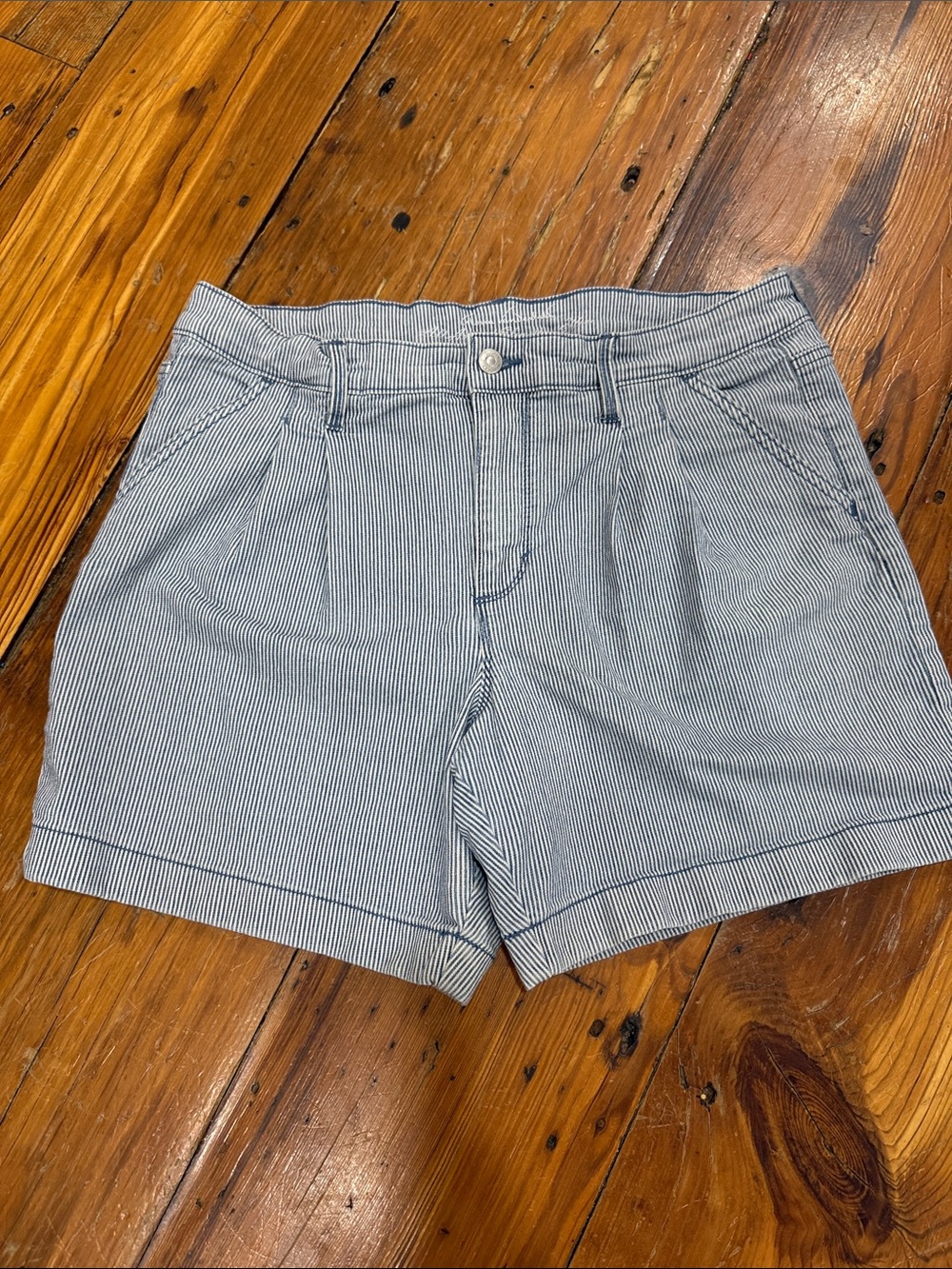 Gloria Vanderbilt Navy & White Pinstripe Bermuda Shorts Size 10